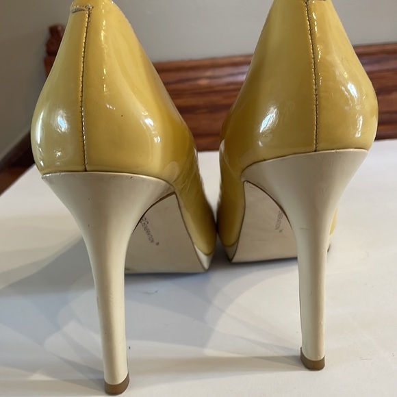 BCBGeneration women’s light yellow patent slight round toe pumps platform 9B - Picture 4 of 12